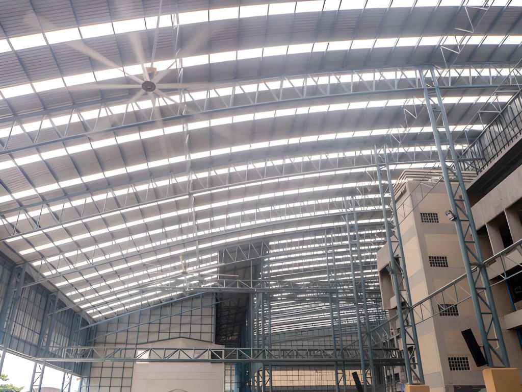 Ventiladores HVLS en instalación industrial de gran altura 